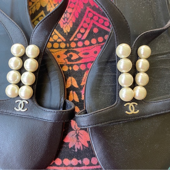 Chanel Rare and Authentic Pearl Embellished Leather Strappy Sandals Size 37.5 - Picture 3 of 10